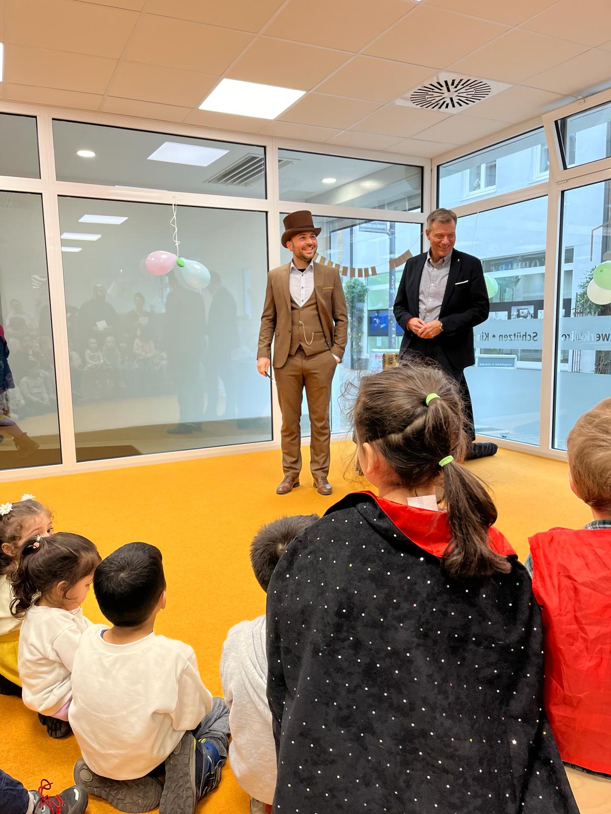 Kinderzauberer Mr.Magic bei einer Kinderveranstaltung und Zaubershow in Essen