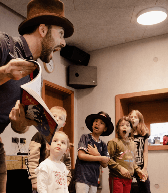 Kinderzauberer Mr.Magic auf großer Bühne bei einem Stadtfest im Ruhrgebiet